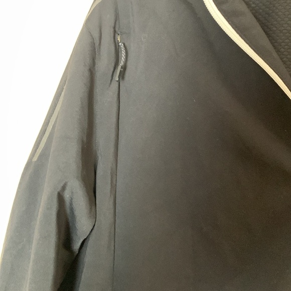 Lululemon black windbreaker with zip in hood and side vents Size XL - Picture 5 of 9